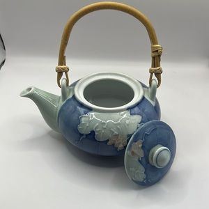 - Japanese porcelain Teapot & Cups .